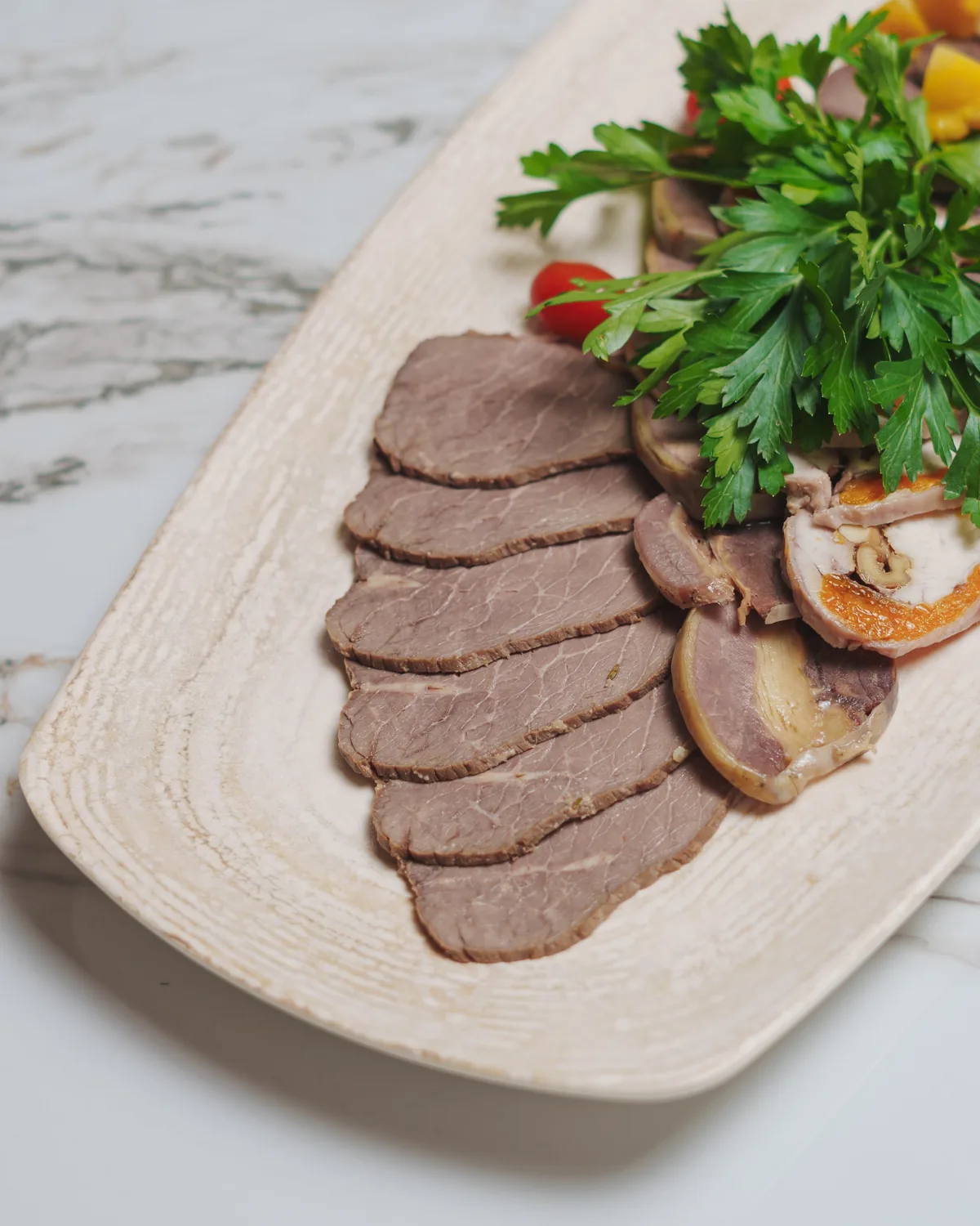 Мясная нарезка на доске
